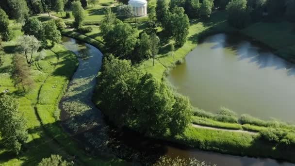 Hluboká řeka odráží zelené siluety stromů v bílém altán — Stock video