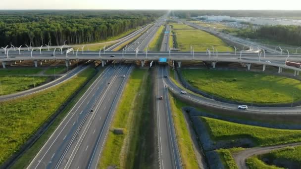 Transport Interchange met verschillende wegen en witte markering — Stockvideo