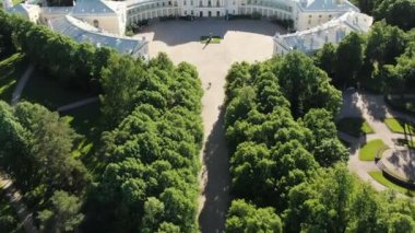 yeşil parkta bulunan heyecan verici beyaz mimari dönüm noktası