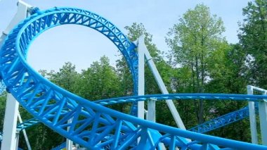 neşeli insanlar roller coaster raylar baş aşağı boyunca sürücü