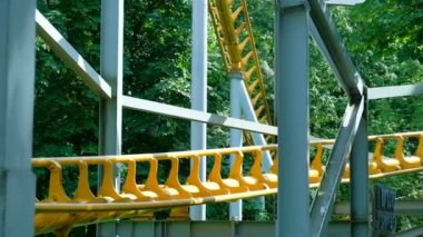 eğlenceli insanlar parkta modern renkli roller coaster binmek