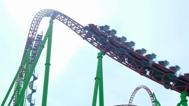 Roller Coaster sylwetka porusza się wzdłuż purpurowe szyny — Wideo stockowe