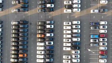 farklı renkli otomobillerin geniş depolama alanı