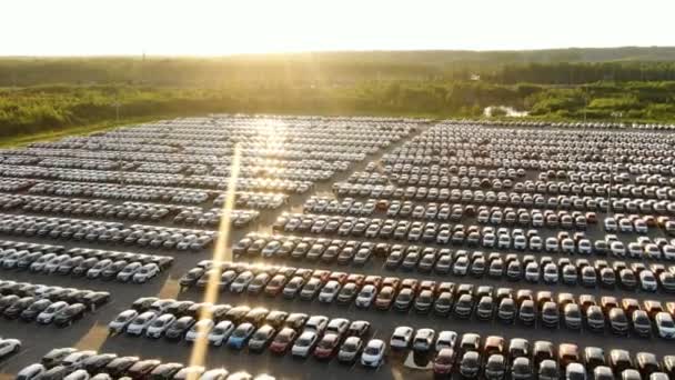 Movimento sobre grande parque de estacionamento de armazenamento localizado perto de pequeno lago — Vídeo de Stock