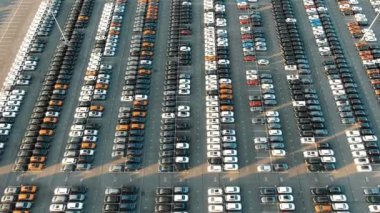 bitmiş oto depo alanı park edilmiş farklı araba satırları