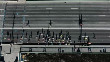 sportif insanlar yaz aylarında gri yol boyunca maraton koşmak