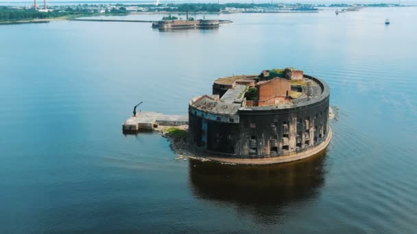 Pittorico vecchio forte circondato da acqua blu contro la città — Video Stock