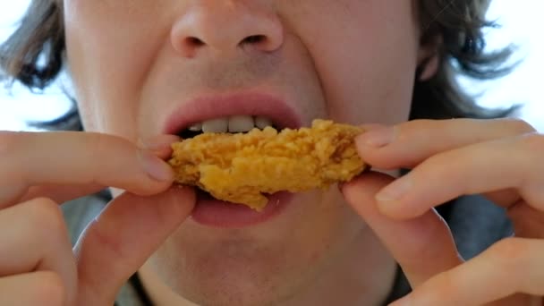 Fastfood café client mange épicé tranche de poulet gros plan — Video