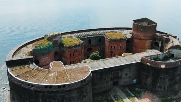 Fort obronny ze starymi budynkami w niekończącej się wodzie oceanu — Wideo stockowe