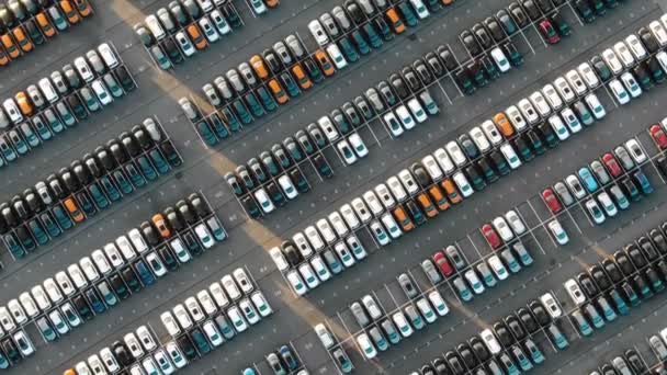 Filas de automóviles grandes en la zona de estacionamiento de almacén moderno — Vídeos de Stock