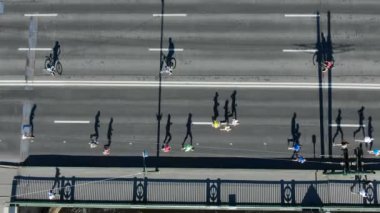 insanlar gri yolda gölgeler bırakarak yaz maratonu koşmak