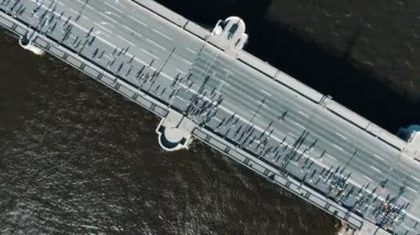 sporcular beyaz işaretleme ile yol köprüsü boyunca maraton koşmak