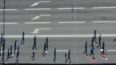aktif koşucular güneşli yaz gününde yol boyunca maraton koşu