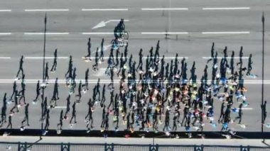 insanlar beyaz işaretleme ve oklar ile gri yol boyunca jog