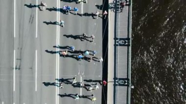 sportif insanlar büyük gri köprü boyunca yaz maratonu koşmak