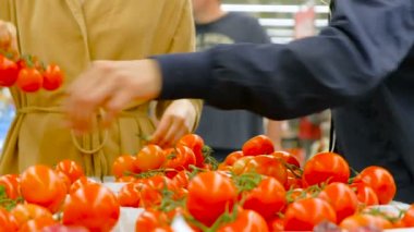 modern süpermarket ziyaretçileri kırmızı taze domates seçin