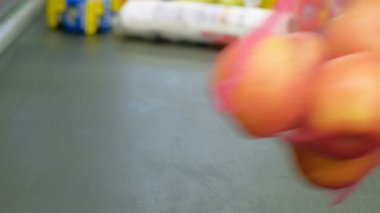 kişi el siyah konveyör bant üzerinde farklı ürünler koyar