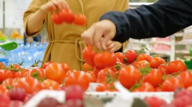 kahverengi ceket el genç kadın kırmızı taze domates alır
