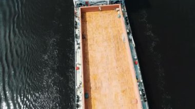 boş kahverengi ahşap güverte ile modern beyaz yük gemisi