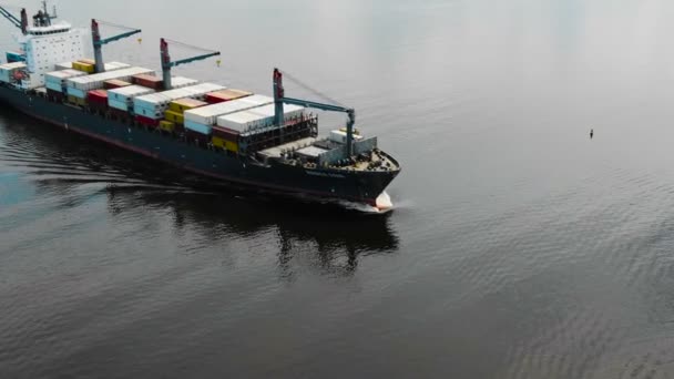 Enorm beladen vrachtschip met kranen en containers zeilen — Stockvideo