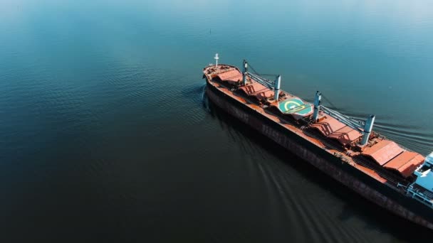 Мальовничий коричневий вантажний корабель пливе на нескінченному блакитному океані — стокове відео