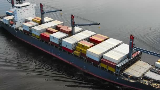 Грузовое судно с цветными контейнерами и голубыми кранами — стоковое видео