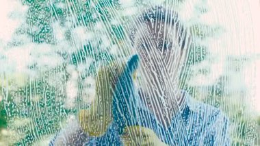 bulanık kız siluet mavi bez ile beyaz köpük kalp çizer