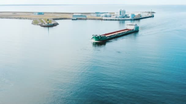 Gran barco navega contra el puerto moderno en la isla vista aérea — Vídeos de Stock