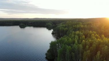 sabah ormanda kumlu plaj ile geniş nehir bankası