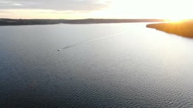 geniş sakin nehir boyunca modern motorbot siluet yelken