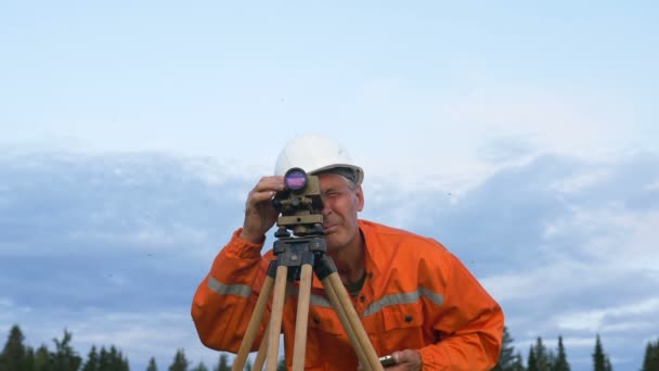 探险家通过转储水平双筒望远镜和类型 — 图库视频影像