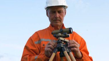 profesyonel explorer dumpy seviyesi ayak vidaları döndürür