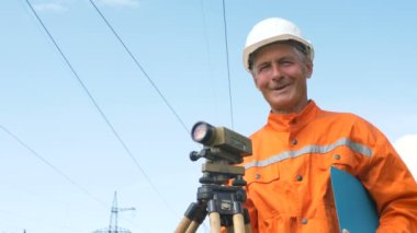 deneyimli eksper, döküm seviyesi tutma klasörünün yakınında duruyor