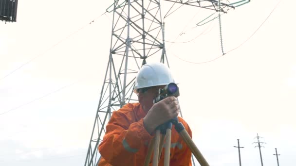 Topógrafo qualificado trabalha com manípulo rotativo nível dumpy — Vídeo de Stock