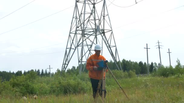 Explorateur dans casque écrit et regarde à travers le niveau poubelle — Video