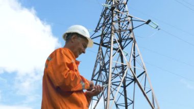elektrik hatları altında akıllı telefonda yaşlı anket uzman türleri