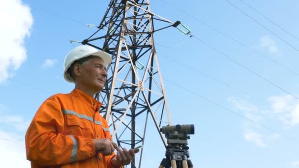 Yaşlı anket uzmanı akıllı telefon tutan peyzaj hayran — Stok video