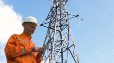 üst düzey anketör güç hatları kulesi tarafından akıllı telefon veri koyar