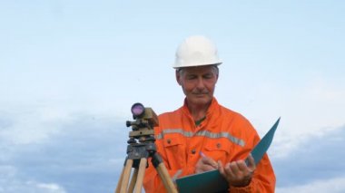 yaşlı anket uzmanı mavi klasörde yazıyor ve gülümsüyor