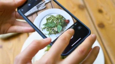 genç kadın yeşil taze salata ile plaka kamera odaklanır