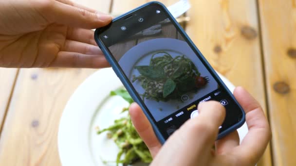 Mãos senhora fazer foto de saboroso vegetariano salada closeup — Vídeo de Stock