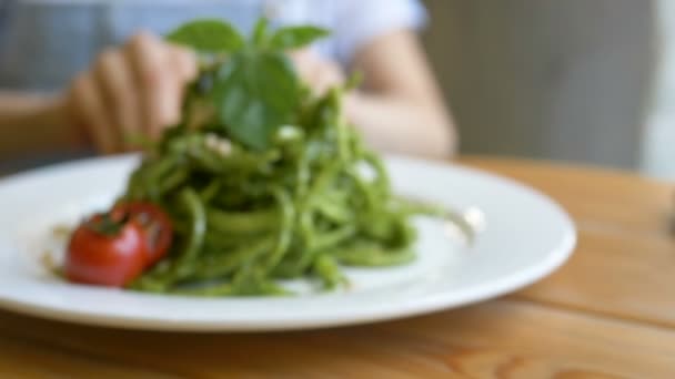 Lady handen verplaatsen witte plaat met salade en rode tomaten — Stockvideo