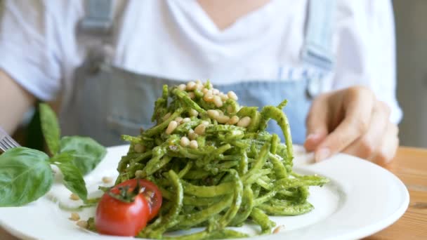 Mooie dame smaakt groene frisse salade met tomaten in de buurt — Stockvideo