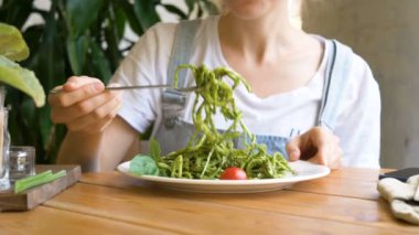 kız gümüş çatal taze çiğ sebze salatası girdileri