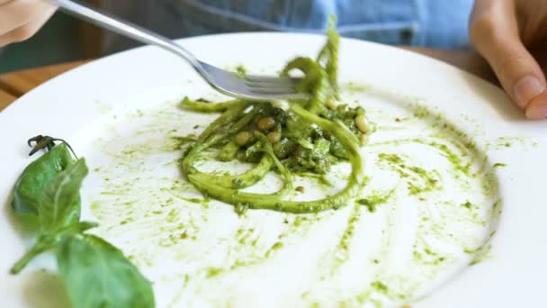 Νεαρή όμορφη γυναίκα τελειώνει τρώγοντας πράσινη φρέσκια σαλάτα — Αρχείο Βίντεο