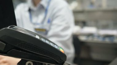 müşteri akıllı telefonu terminale koyar