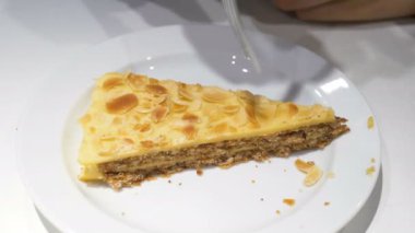 beyaz bir tabak yakın çekim üzerinde bir çatal ile badem kek bir parça yemek kadın