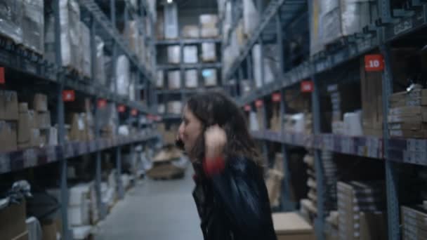 Vicces lány táncol ipari szobában raktár — Stock videók