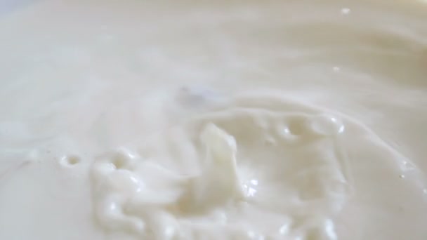 Framboos valt in een kom melk in slow motion — Stockvideo