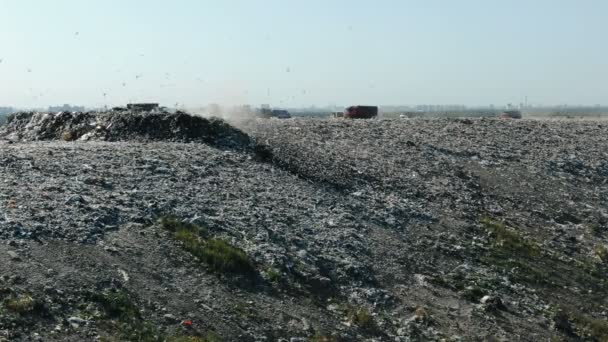 City dump luchtfoto, een konvooi van vrachtwagens vervoert puin naar een stortplaats — Stockvideo